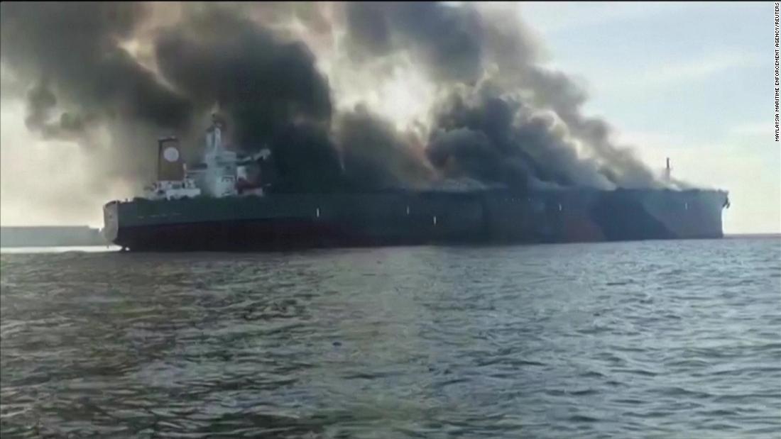 Una petroliera ha preso fuoco al largo della costa malese, lasciando dispersi tre membri dell’equipaggio