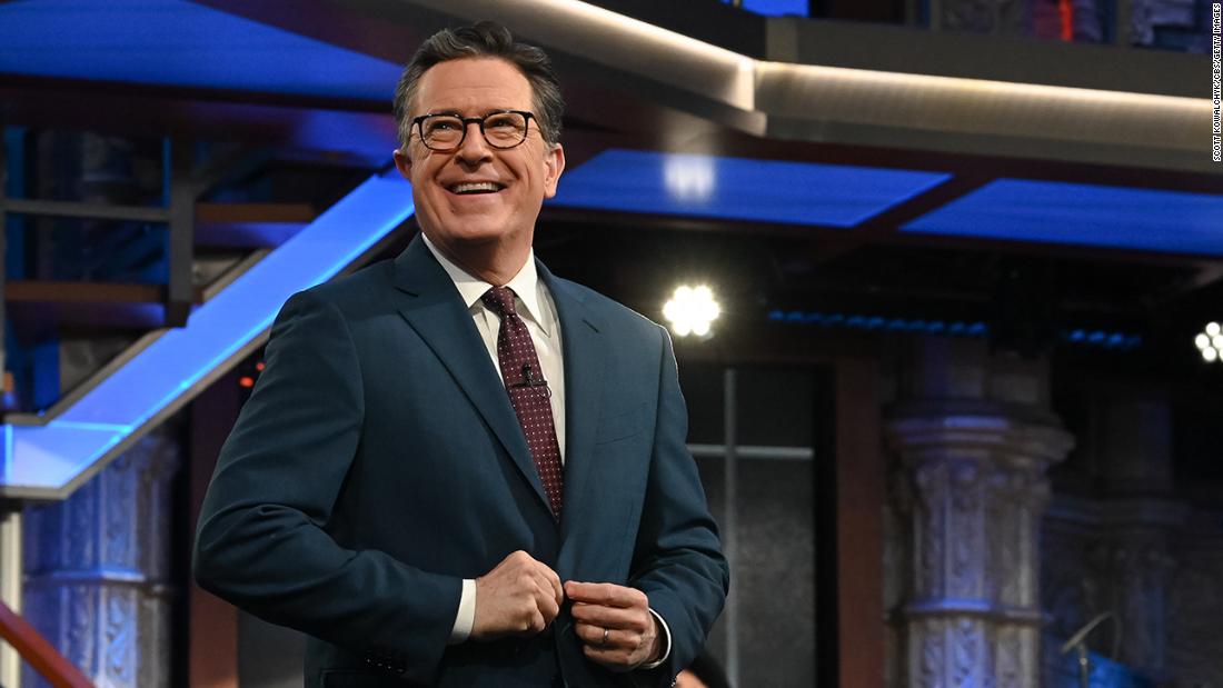 Stephen Colbert udostępnia zdjęcie swoich scenarzystów „Late Show” w geście solidarności, gdy WGA oficjalnie ogłasza strajk