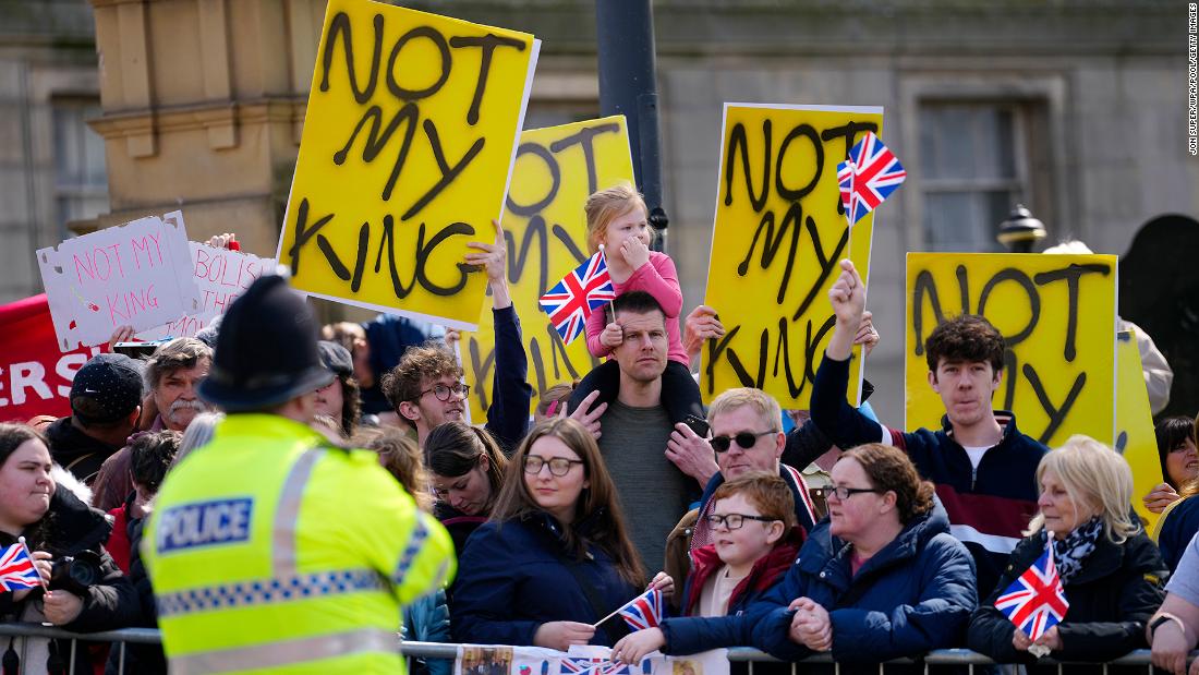 영국: 논란이 되고 있는 항의 시위 금지법의 일부가 찰스 왕의 대관식을 앞두고 발효됩니다.