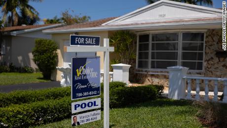 Mortgage rates remain volatile, tick down after climbing for two weeks