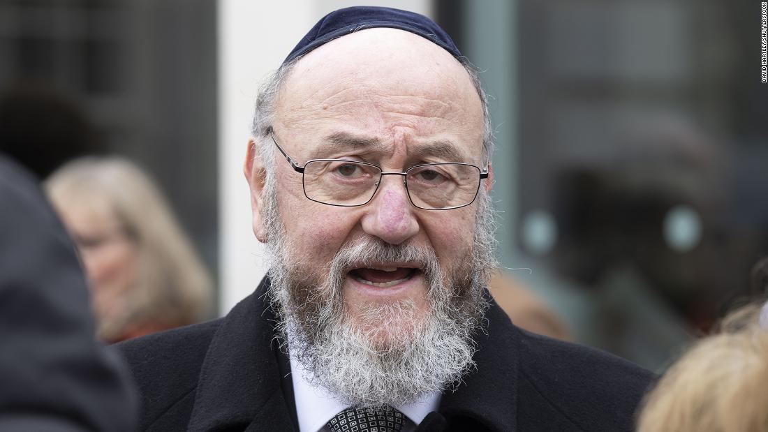 El gran rabino del Reino Unido irá a la coronación del rey Carlos para mantener las leyes de Shabat