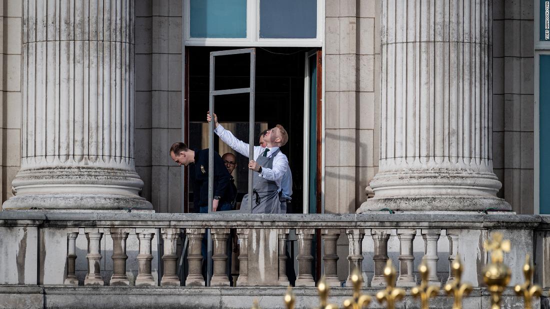 Preparations are made on the balcony of Buckingham Palace.