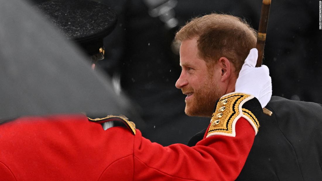 Le prince Harry assiste à la cérémonie de couronnement mais est absent du balcon au milieu des tensions familiales