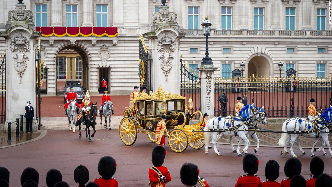 The King&#39;s carriage leaves Buckingham Palace before the coronation.
