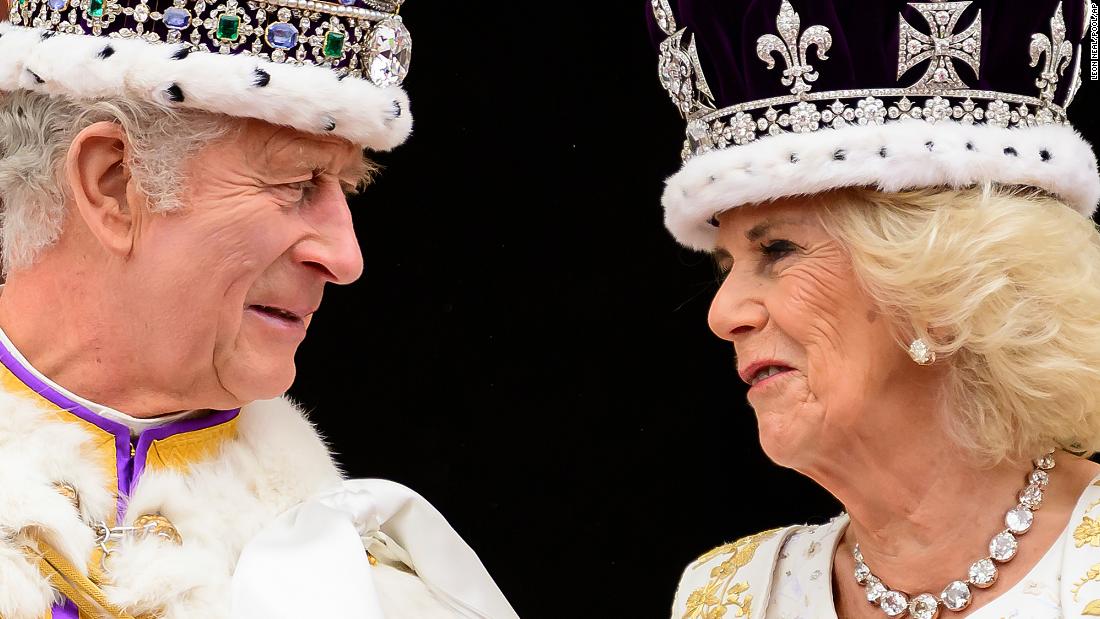 The King and Queen look at each other on the balcony. They gave an &lt;a href=&quot;https://www.cnn.com/uk/live-news/king-charles-iii-coronation-ckc-intl-gbr/h_0ae57785e308be74beafa7bcdf37b334&quot; target=&quot;_blank&quot;&gt;encore wave&lt;/a&gt; to the crowd after initially going back inside.
