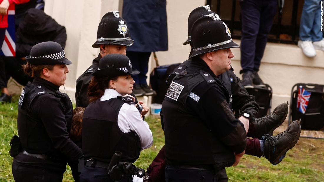 Brytyjska policja spotyka się z reakcją na protesty przeciwko monarchii podczas koronacji