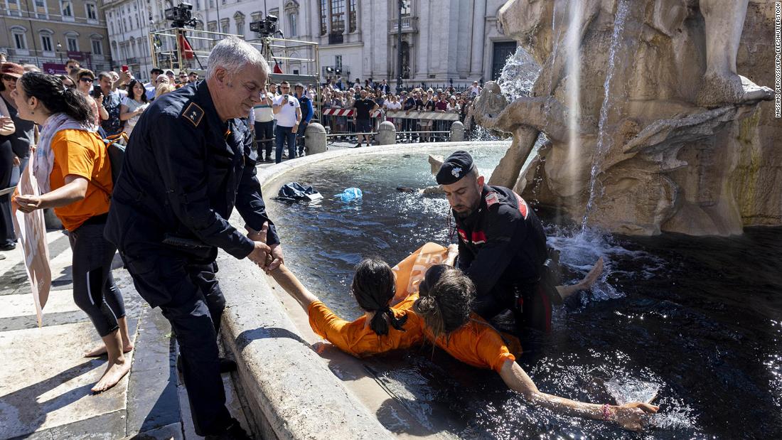 نشطاء المناخ يصبغون نافورة المياه الإيطالية الشهيرة باللون الأسود