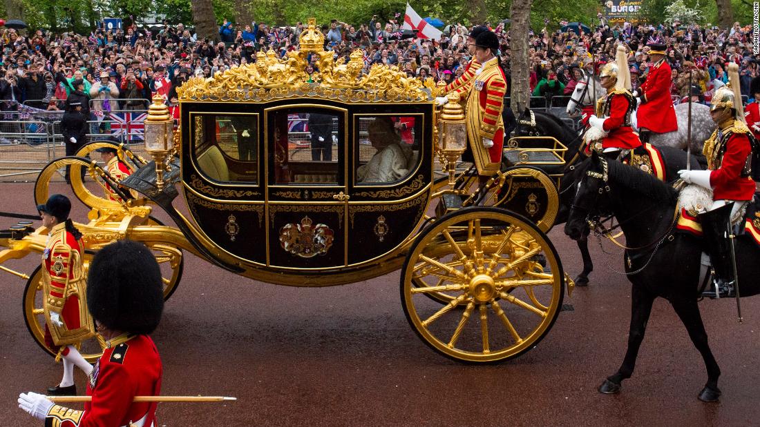 The King and Queen travel to Westminstger Abbey in the Diamond Jubilee State Coach.