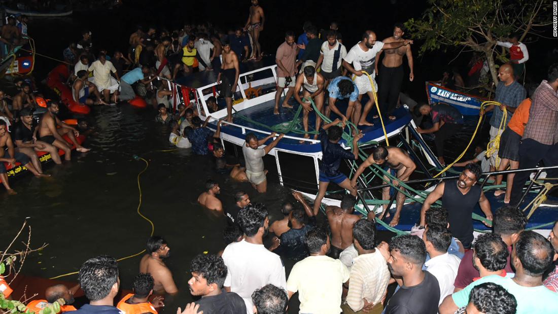 인도 케랄라: 관광객을 태운 배가 말라푸람에서 전복되어 22명 사망