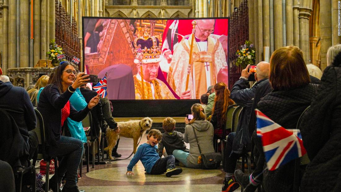 Photo of Weniger Briten schenkten der Krönung von König Charles Aufmerksamkeit als der Beerdigung der Königin