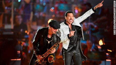 International superstar and &quot;American Idol&quot; host Lionel Richie gets the crowd swaying with a couple of his hits. 