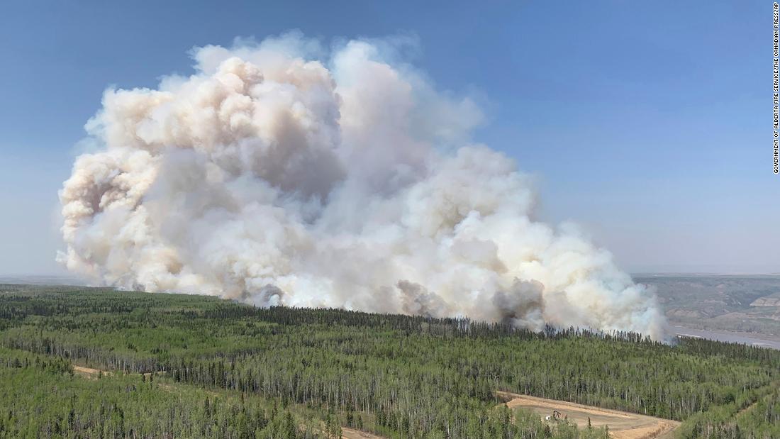 Более 29 000 человек были эвакуированы из населенных пунктов по всей Альберте, поскольку в Канаде бушуют лесные пожары.