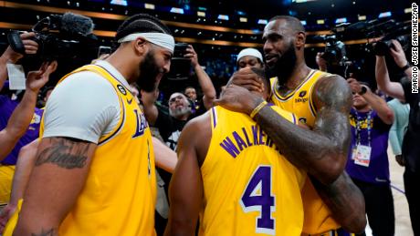 Anthony Davis (left) and James (right) congratulate Walker after the Lakers defeated the Warriors in Game 4.