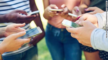 Teens should be trained before entering the world of social media, APA says