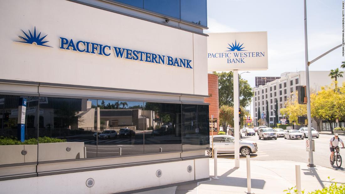 Le azioni di Bacoist Bank crollano mentre la crisi spinge i clienti a ritirare i depositi