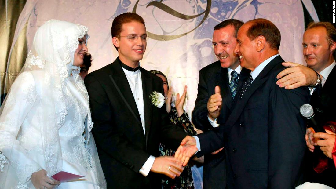 Erdogan embraces Italian Prime Minister Silvio Berlusconi, who was one of the VIPs at the wedding of Erdogan&#39;s son Necmettin and daughter-in-law Reyyan in August 2003. Erdogan has two sons and two daughters.