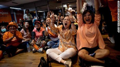 Supporters of the Move Forward Party react as they watch results come in at the party headquarters in Bangkok on May 14, after polls closed in Thailand&#39;s general election. 