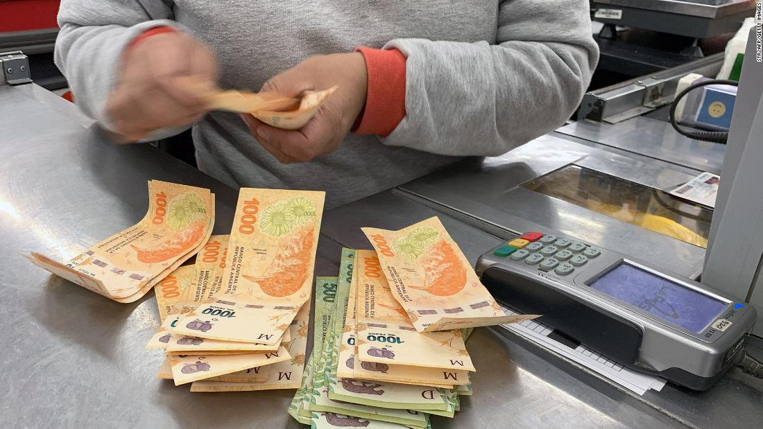 Argentina eleva taxa de juros para 97% enquanto luta para combater a inflação