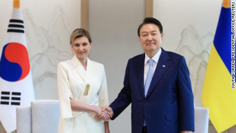 South Korean President Yoon Suk Yeol shakes hands with Ukraine&#39;s first lady Olena Zelenska at the Presidential Office in Seoul, South Korea, May 16, 2023.  Photo by: South Korea Presidential Office/Reuters