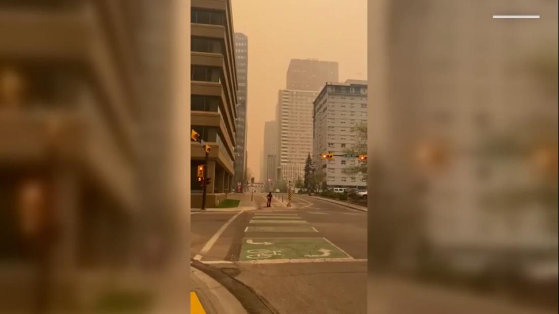 La Ciudad Canadiense De Alberta Se Encuentra Cubierta De Humo Por Los