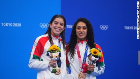 Alejandra Orozco (left) and Gabriela Agúndez receive their medals at the Tokyo Olympics. 