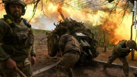 Ukrainian troops fire a howitzer towards Russian fighters near the town of Soledar, in Ukraine&#39;s eastern Donetsk region.