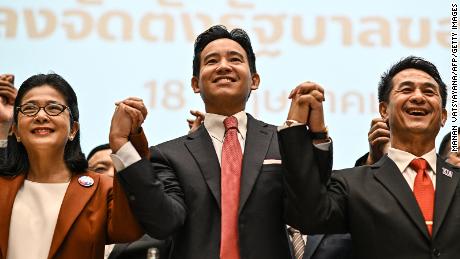 Move Forward Party leader and prime ministerial candidate Pita Limjaroenrat (C) poses with potential coalition partners including Pheu Thai Party leader Chonlanan Srikaew (R) during a press conference in Bangkok on May 18, 2023, after his party secured the most seats in Thailand&#39;s general election. 