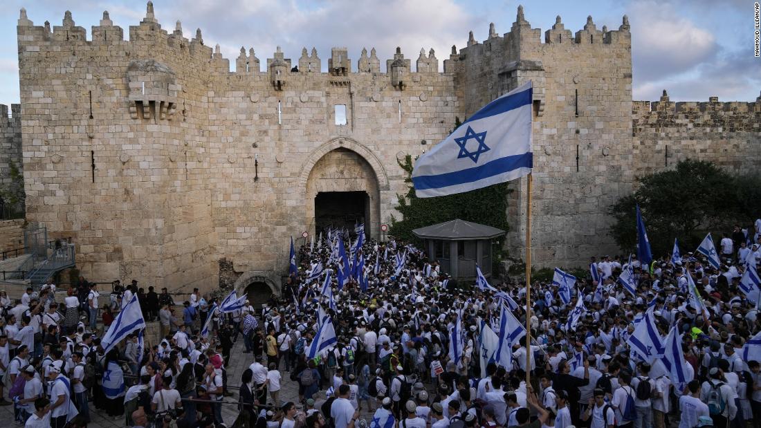 Contentious Flag March attracts thousands of Israelis to Jerusalem's Old City