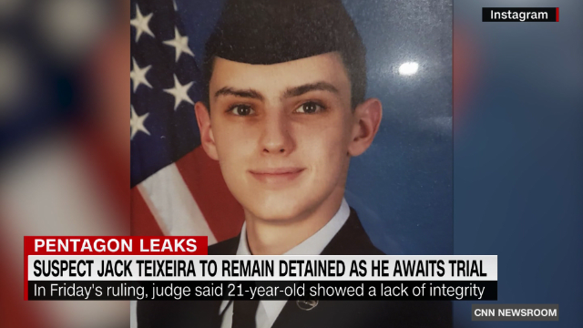 Gemist: Pentagon Leak Suspect To Remain In Jail Ahead Of Trial