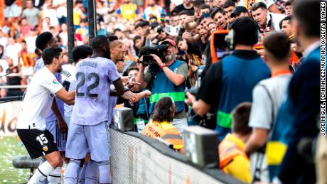 Vinícius Jr. and  Antonio Rudiger confront fans during Real Madrid&#39;s game against Valencia.