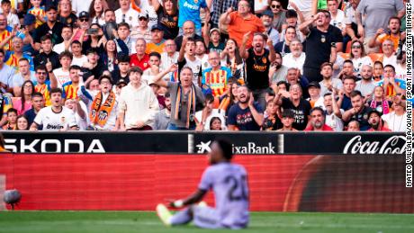 Fans of Valencia CF protest against Vinícius Jr. during Sunday&#39;s game.