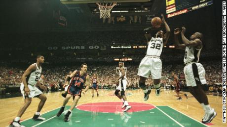 Sean Elliott #32 of the San Antonio Spurs pulls down a rebound against the New York Knicks during game two of the NBA Finals on June 18, 1999, at the Alamodome in San Antonio, Texas.