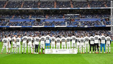 Real Madrid&#39;s players wear the jersey of Vinícius Jr. in support of their teammate before the game against Rayo Vallecano.