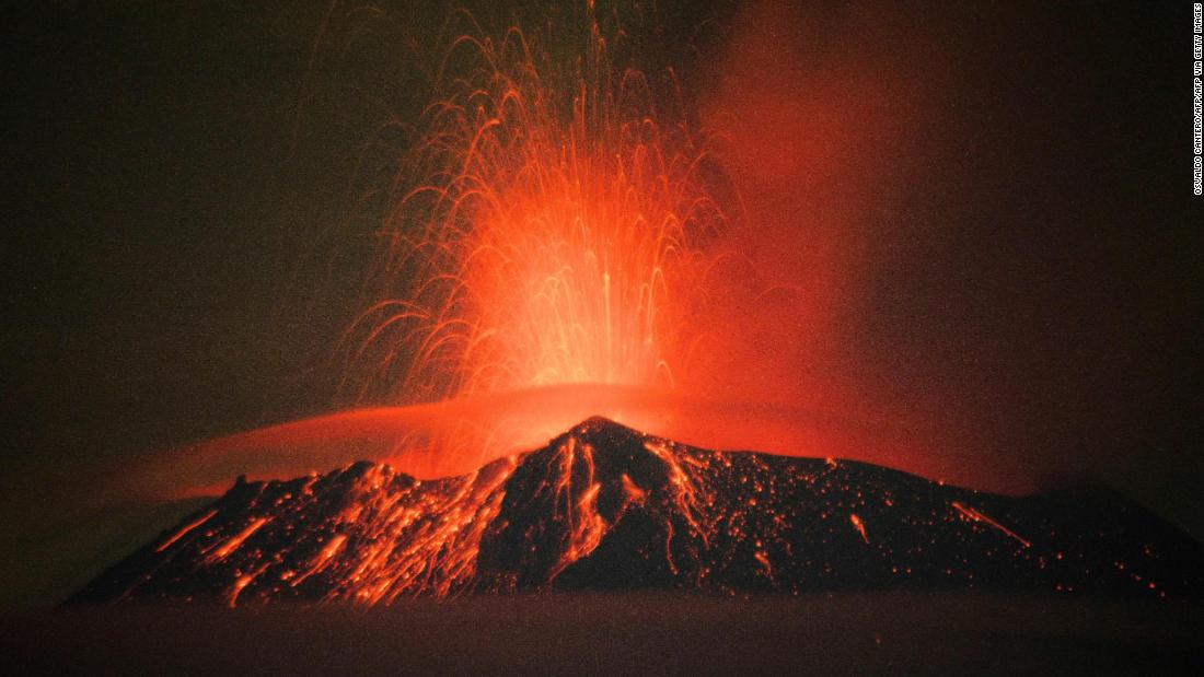 Mira las impresionantes imágenes del volcán Popocatépetl y su lluvia de ...