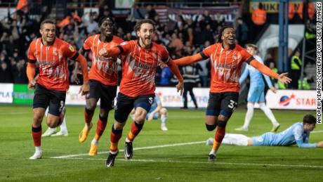 LUTON, ENGLAND - MAY 16: Luton Town&#39;s Tom Lockyer (centre) celebrates scoring his side&#39;s second goal during the Sky Bet Championship Play-Off Semi-Final Second Leg match between Luton Town v Sunderland at Kenilworth Road on May 16, 2023 in Luton, United Kingdom. (Photo by Andrew Kearns - CameraSport via Getty Images)