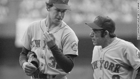 Mets manager Yogi Berra (R) chats to pitcher Jon Matlack in an undated photo.