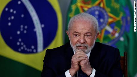 Brazil&#39;s President Luiz Inacio Lula da Silva gestures during a meeting with auto industry leaders to announce measures to boost car purchases by low-income Brazilians, at the Planalto Palace in Brasilia, Brazil, May 25, 2023. REUTERS/Ueslei Marcelino