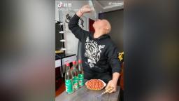 Influencer meninggal setelah menyiarkan dirinya sendiri secara langsung dengan meminum botol-botol minuman beralkohol Cina Baijiu