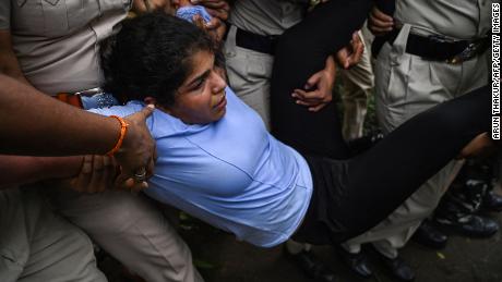 Indian wrestler Sakshi Malik is detained by the police while attempting to march to India&#39;s new parliament in New Delhi on May 28, 2023. 