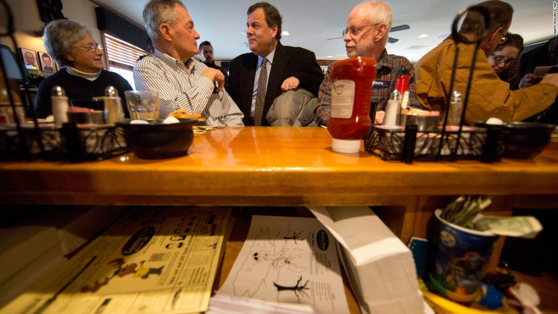 Christie meets with diners during a campaign stop in Greenland, New Hampshire, in January 2016.