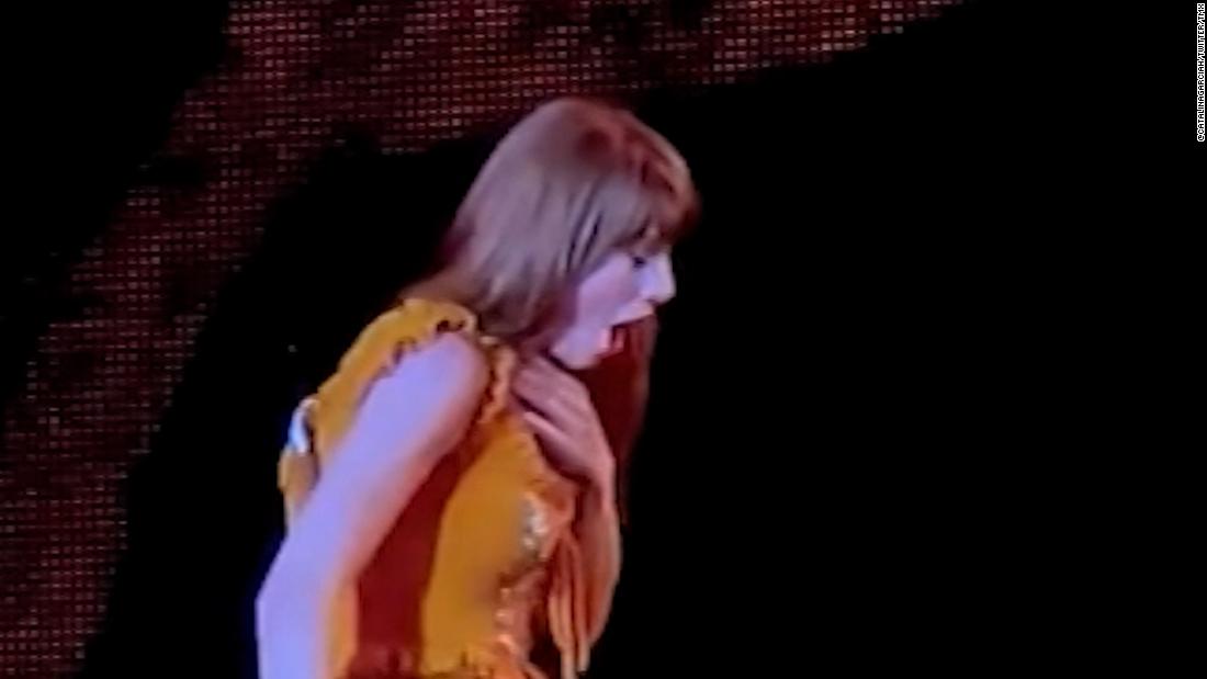 Mira por qué Taylor Swift se atragantó durante un show – CNN Video