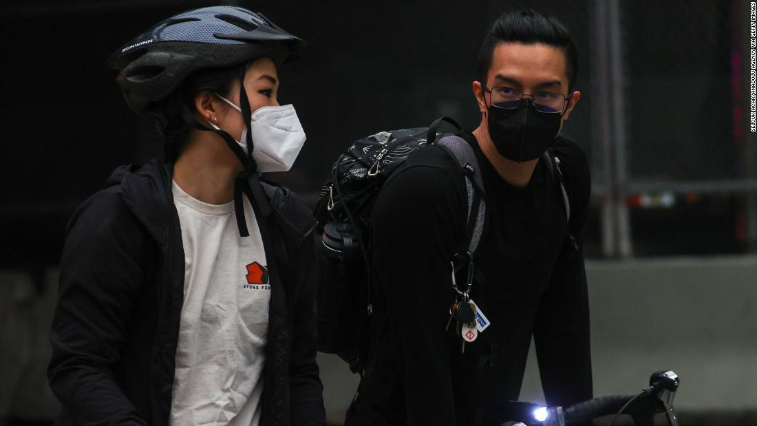 People in New York wear masks as they ride bikes on June 6. That morning, the city briefly had the world&#39;s worst levels of air pollution.