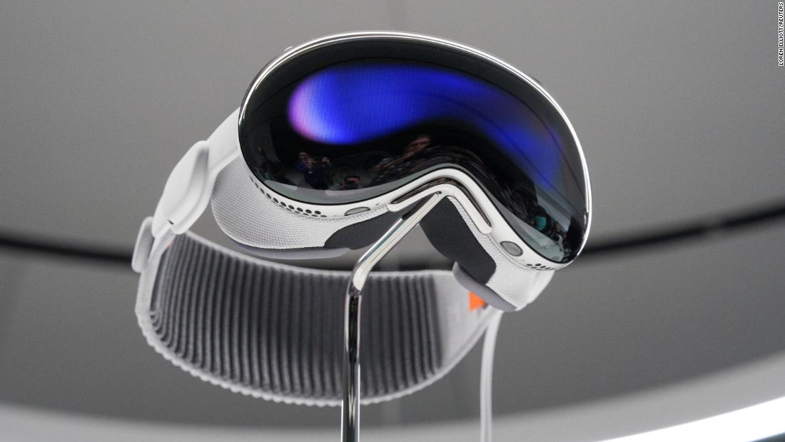NextImg:Apple's new challenge: making VR headsets look cool