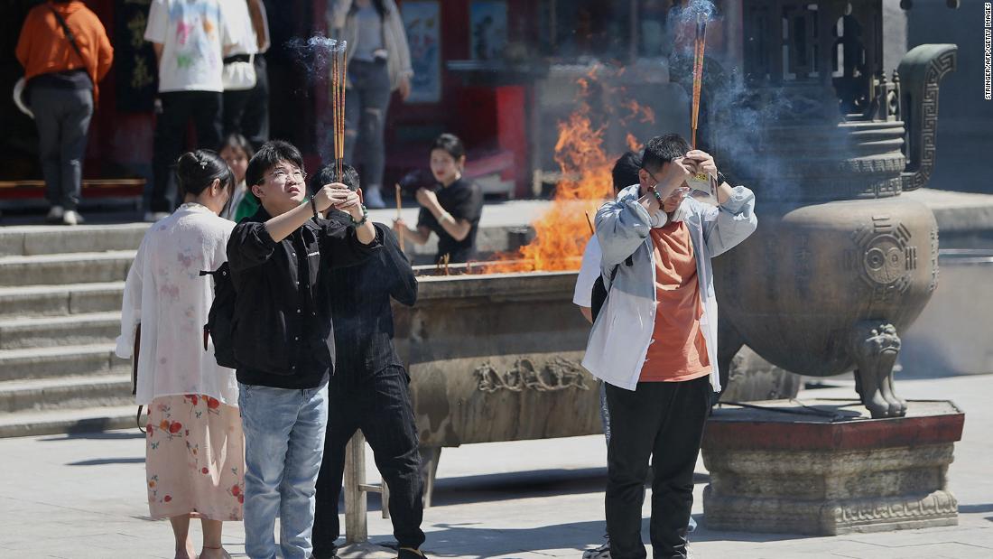 NextImg:Analysis: China's temple visits skyrocket amid economic uncertainty