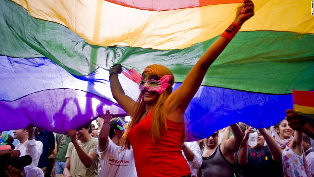 En el Mes del Orgullo LGBTQ, la comunidad se siente amenazada por ...