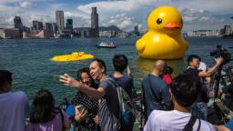 230610072652 hk rubber duck deflated 0610 hp video Giant rubber duck deflated in Hong Kong's harbor amid fierce heat
