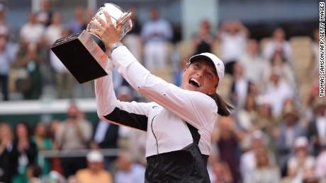 Poland&#39;s Iga Swiatek raises the trophy Suzanne Lenglen following her victory over Czech Republic&#39;s Karolina Muchova during their women&#39;s singles final match on day fourteen of the Roland-Garros Open tennis tournament at the Court Philippe-Chatrier in Paris on June 10, 2023. 