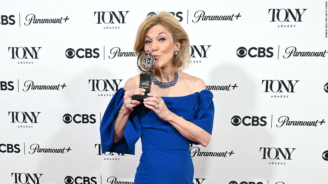 NextImg:'Kimberly Akimbo' takes home Tony for best musical