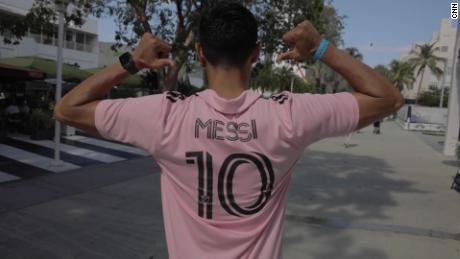 Cuánto cuestan y cómo son las camisetas de Messi del Inter Miami que ya  están agotadas? - CNN Video