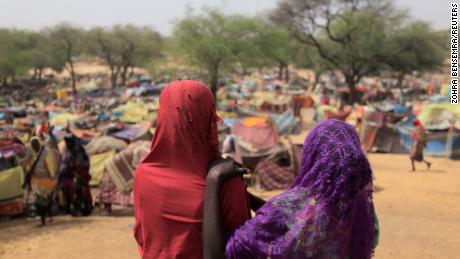 Sudanese girls who fled the conflict in Sudan&#39;s Darfur region, and were previously internally displaced in Sudan, look at makeshift shelters near the border between Sudan and Chad, while taking refuge in Borota, Chad on May 13, 2023. 